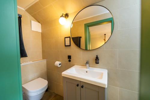 a bathroom with a sink and a mirror at Gamlitzer Winzerzimmer in Gamlitz