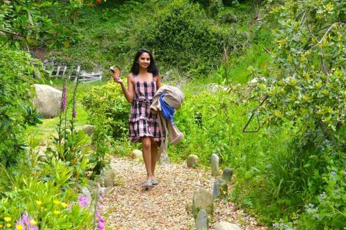 Enniskeen Estate & Forest Spa - Boutique Riverside Glamping Cabins في نيوكاسل: a woman walking down a path in a garden