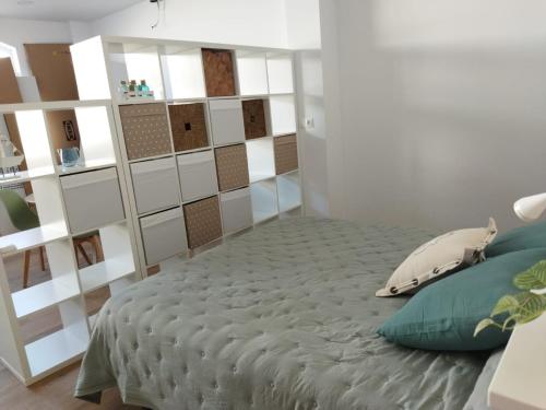 een slaapkamer met een groot bed met kussens bij Apartamento Camposoto in San Fernando