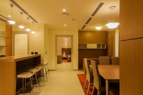Heliconia Park Port Harcourt Hotel and Suitesにあるキッチンまたは簡易キッチン