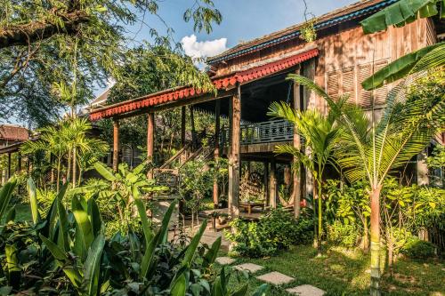 Κήπος έξω από το Phum Khmer Lodge - Village Cambodian Eco-Lodge