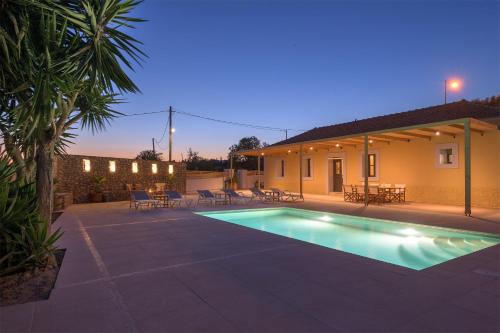 Πισίνα στο ή κοντά στο Villa Dorinna