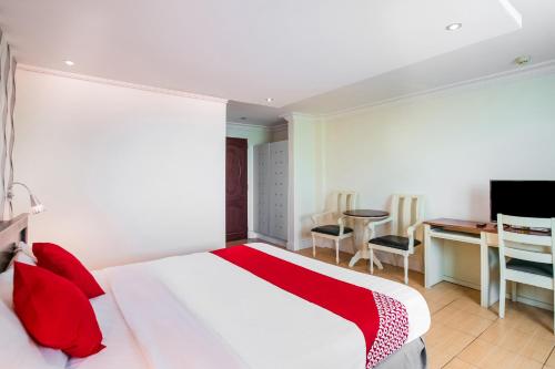 a hotel room with a bed and a desk and a desk at Hotel Euroasia By BLUEBOOKERS in Angeles