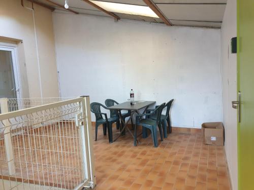 a dining room with a table and chairs in a room at Appartement entier meublé à Beaumont proche Futuroscope et Poitiers Technopole in Beaumont