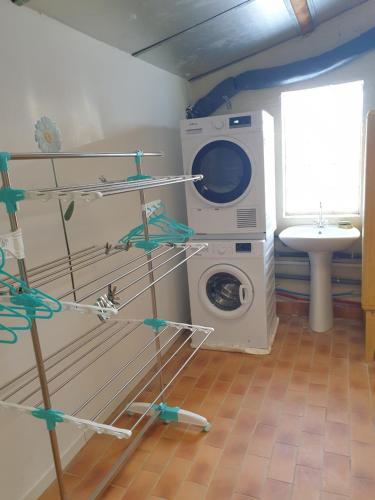 a laundry room with a washing machine and a sink at Appartement entier meublé à Beaumont proche Futuroscope et Poitiers Technopole in Beaumont