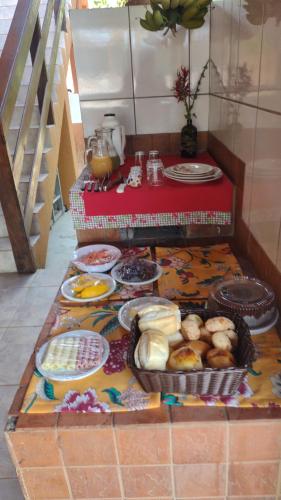 una tavola con molti tipi di cibo diversi di Pousada Mangaba da Serra a Serra do Cipo