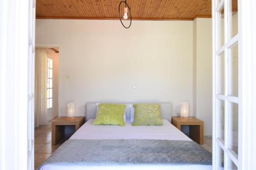 - une chambre avec un grand lit et 2 tables dans l'établissement The Yellow Art Home, à Kalamata