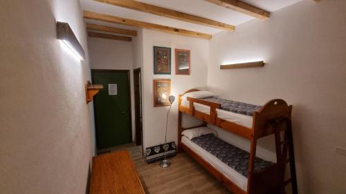 een hal met 2 stapelbedden in een kamer bij La Casa Degli Orsi - presso Sussy Residence in Falcade