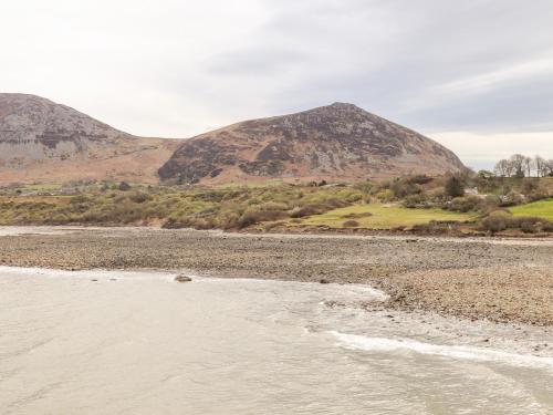 a view of a river with mountains in the background at Cwm Ceiliog Annex in Caernarfon