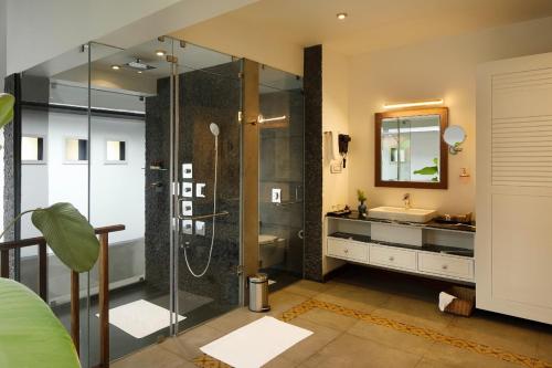 y baño con ducha y lavamanos. en Wild Planet Jungle Resort, en Devāla