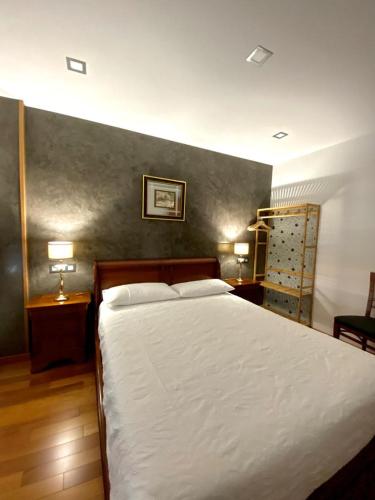 sypialnia z łóżkiem, dwoma stołami i dwoma lampami w obiekcie Grand Plaza Vega w mieście Burgos