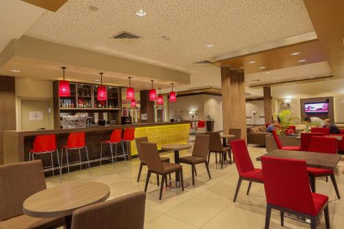 Heliconia Park Port Harcourt Hotel and Suitesにあるラウンジまたはバー