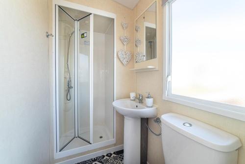 Ένα μπάνιο στο Dog Friendly Lovely Caravan 4 Berth Towyn North Wales Read full host details before booking Mon in to Fri out Fri in to Mon out Mon to Mon Fri to Fri ONLY