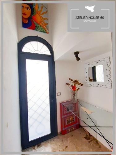 a room with a door and a window at Atelier House 69 in Trappeto