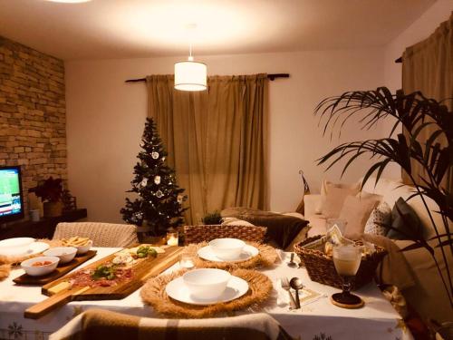 una sala de estar con un árbol de Navidad y una mesa en Balcón del amanecer fuerteventura en El Charco