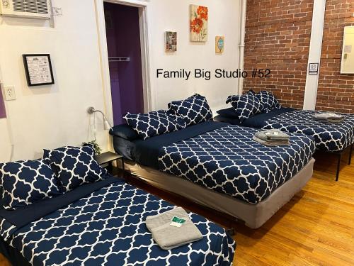 En eller flere senge i et værelse på NYC Empire Apartments