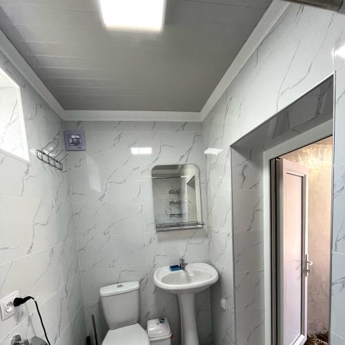 Un baño de Guest House Akbermet