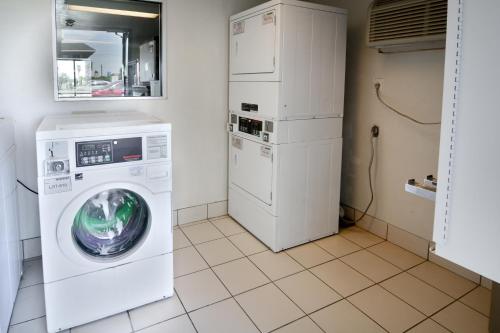 a laundry room with a washer and dryer at Motel 6-Galveston, TX in Galveston