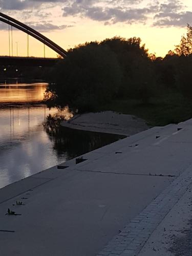 a bridge over a river with snow on the ground at GreenLeaf Walhalla-Apartment - Highspeed WLAN - Netflix - Südbalkon in Tegernheim