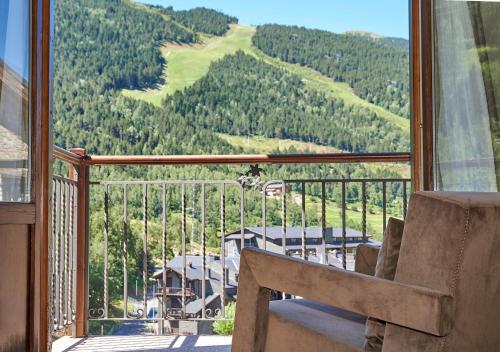 a balcony with a view of a mountain at Serras Andorra in Soldeu
