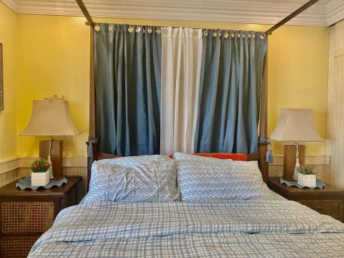 - une chambre avec un lit, deux lampes et une fenêtre dans l'établissement 2 bedroom 2 bathroom with Free parking, à Sawat