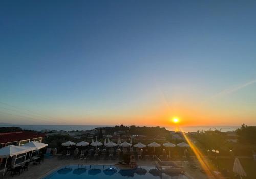 Amanecer o atardecer desde el apartahotel o alrededores