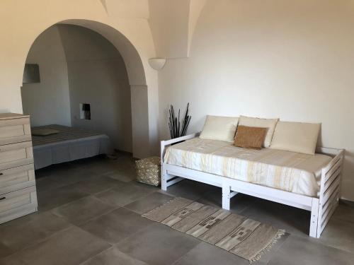 A bed or beds in a room at Dammuso Rekhale con vista mare
