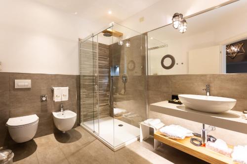 Koupelna v ubytování Like Home Boutique Hotel