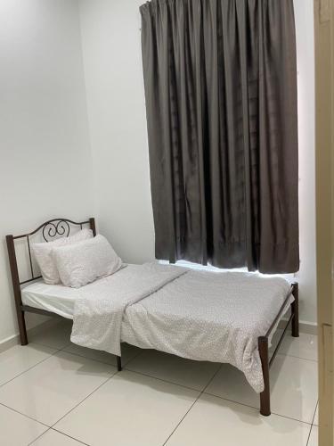 - un petit lit dans une chambre avec fenêtre dans l'établissement Maryam Homestay, à Jertih