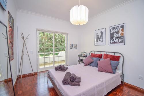 Ένα ή περισσότερα κρεβάτια σε δωμάτιο στο Amazing Family House with Swimming Pool