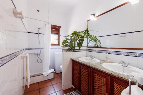 艾爾帕索的住宿－El Rincón，一间带两个盥洗盆和卫生间的浴室
