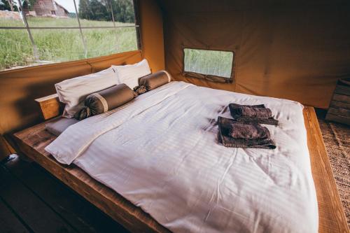 a large bed in a room with a window at Muuski glempings in Korneti