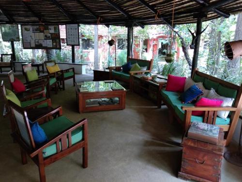 Ruang duduk di Kanha Jungle Lodge