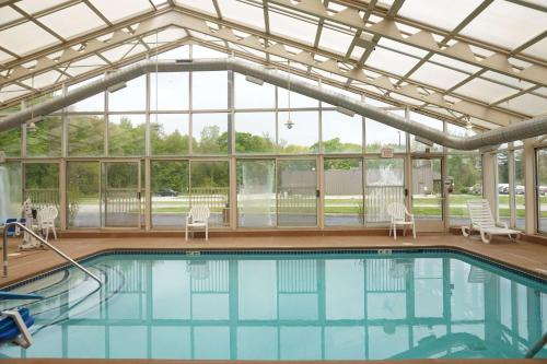 una piscina con un grande soffitto in vetro di Baymont by Wyndham Bridgeport/Frankenmuth a Bridgeport