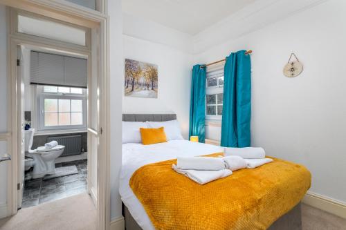 Кровать или кровати в номере The Lincoln Book Inn - Cathedral View Apartment - 2 Bedrooms with Parking