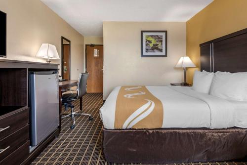 Postel nebo postele na pokoji v ubytování Quality Inn & Suites Warren