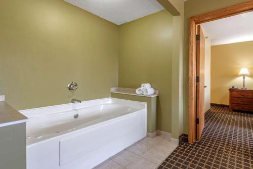 Et badeværelse på Quality Inn & Suites Warren