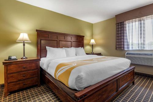 Postel nebo postele na pokoji v ubytování Quality Inn & Suites Warren