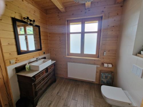 La salle de bains est pourvue d'un lavabo, de toilettes et d'une fenêtre. dans l'établissement Zawoja hrabkowa Jastrzębowka, à Zawoja