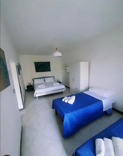 1 dormitorio grande con 2 camas y un colchón azul en Le Volte, en Ragusa