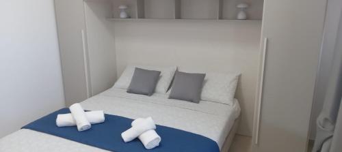 Ліжко або ліжка в номері Point G&V Apartment Sea front Bugibba