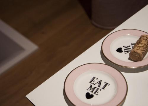 two plates with eat me written on them on a table at Schopenhauer in Ghent