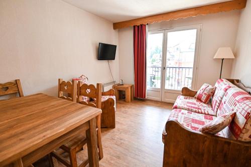 sala de estar con sofá y mesa en Flat In Residence With Swimming Pool, en Saint-Gervais-les-Bains