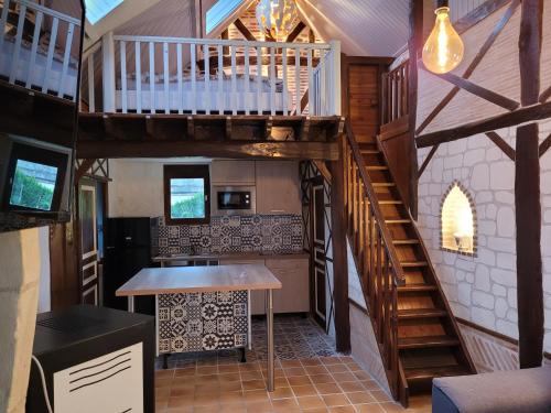 une cuisine avec un escalier dans une petite maison dans l'établissement Gîte de Charme proche Loire à Vélo avec Jacuzzi Privatif, à Savonnières