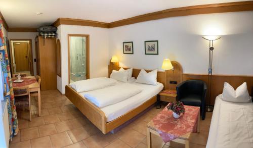 En eller flere senge i et værelse på Hotel Adler mit Gasthaus