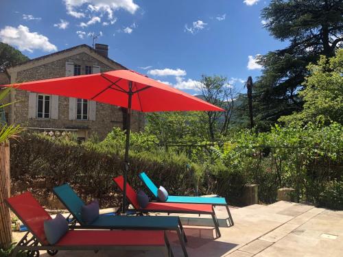 Zahrada ubytování Suite La Duchesse - SPA-JACUZZI - MASSAGE- SAUNA - 4 SAISONS - Piscine chauffée Toute l'année - 800m centre ville