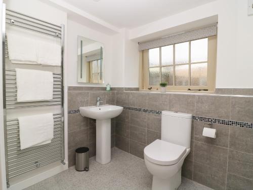 Bilik mandi di Spindle Cottage