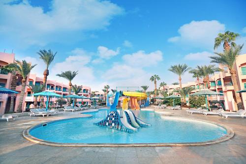un toboggan aquatique dans une piscine d'un complexe hôtelier dans l'établissement Le Pacha Resort, à Hurghada