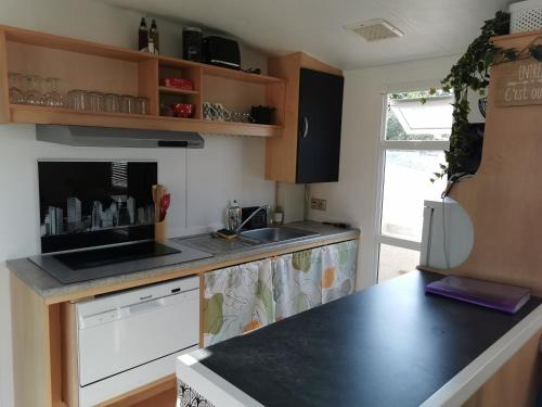 kuchnia ze zlewem i blatem w obiekcie Dépendance cosy entre jardin et jacuzzi privés et piscine partagée w mieście Aubagne