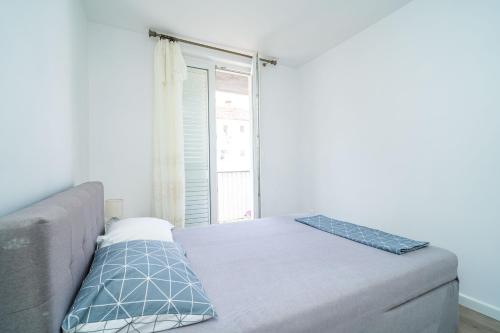 un sofá en una habitación con ventana en Apartment Klaudia en Dubrovnik